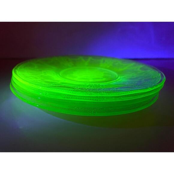 VTG 4 PC Green Depression Saucer Glass Floral Poinsettia 6" Plates Uranium GLOWS - Picture 7 of 11